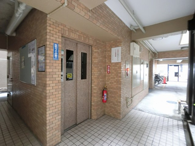 【その他共用部分】 | ライオンズマンション伊勢佐木町通り | お買い物時やベビーカーの出し入れに便利なエレベーター付。