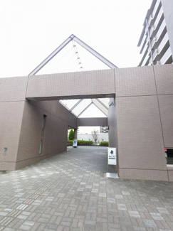 【エントランス】 | 京急本線「雑色」駅徒歩5分・「六郷土手」駅徒歩14分
大田区最大の店舗数「雑色商店街」が駅前にあり毎日のお買い物にとても便利です。