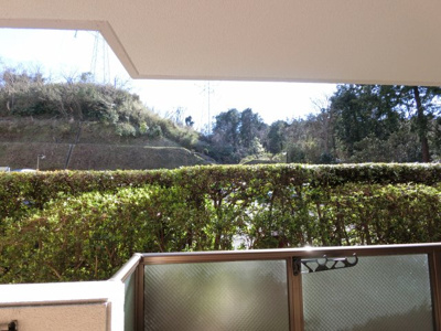 【展望】 | エステ・シティ湘南六浦弐番館 | バルコニーの前は木で目隠しされているので外からの視線が気になりません。