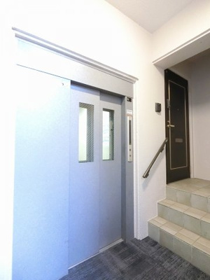 【その他共用部分】 | エステ・シティ湘南六浦弐番館 | お買い物時やベビーカーの出し入れに便利なエレベーター付。