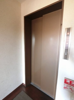 【その他共用部分】 | お買い物時やベビーカーの出し入れに便利なエレベーター付。