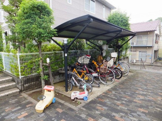 【その他共用部分】 | 屋根付きの駐輪場で雨が降っても大切な自転車が濡れなくてすみますね♪荷物が重いときに自転車があれば助かりますね！