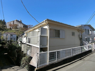 【外観】 | 小田急線「百合ヶ丘」駅より徒歩6分！便利な立地の2階建てアパートです♪通勤通学はもちろん、お買い物やお出かけにもGood☆