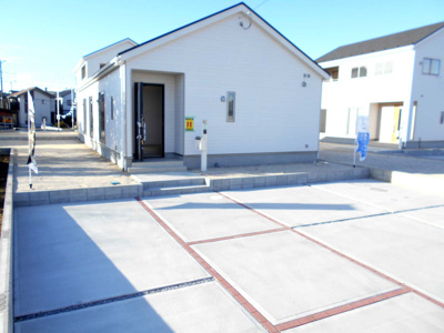 【駐車場】 | 新築平屋建　加須市　鴻茎　全8棟　7号棟　99坪 らすと3棟 | 駐車スペースもあります・加須駅バス便・90坪・国道122エリア・駐車場３台並列・南向き・3SLDK平屋建・鴻茎小・騎西中・さらに価格変更です。