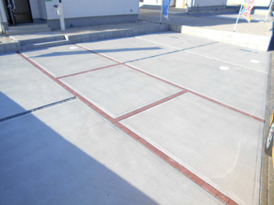 【駐車場】 | 新築平屋建　加須市　鴻茎　全8棟　7号棟　99坪 らすと3棟 | 駐車場に車を止められます。・加須駅バス便・90坪・国道122エリア・駐車場３台並列・南向き・3SLDK平屋建・鴻茎小・騎西中・さらに価格変更です。