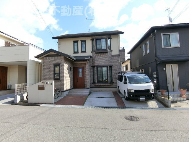 神戸市西区白水2丁目　中古戸建の前面道路含む現地写真|間口の広い大きな建物です