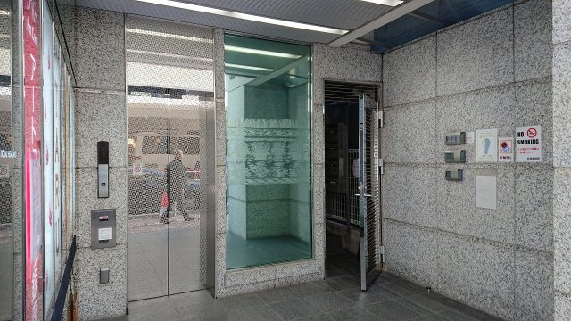 中央区銀座６丁目の店舗一部のエントランス