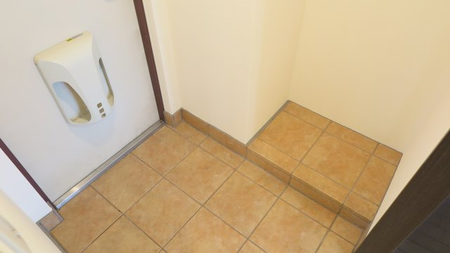 メゾンキコー靭本町の玄関