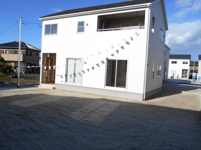 【外観】 | 新築　加須市　鴻茎　全8棟　8号棟　127坪 | 外はこのようになっています。・加須駅バス便・駐車場5台以上可車種によります・南西向き・4SLDKとｲﾝﾅｰﾊﾞﾙｺﾆｰ・鴻茎小・さらに価格変更です。