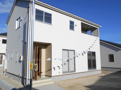 【外観】 | 新築　加須市　鴻茎　全8棟　8号棟　127坪 | 外はこのようになっています。・加須駅バス便・駐車場5台以上可車種によります・南西向き・4SLDKとｲﾝﾅｰﾊﾞﾙｺﾆｰ・鴻茎小・さらに価格変更です。