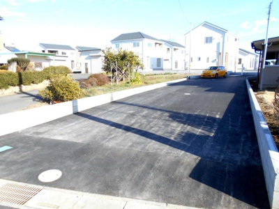 【駐車場】 | 新築　加須市　鴻茎　全8棟　8号棟　127坪 | 駐車スペースもあります。５台以上可能。車種によります。さらに価格変更です。