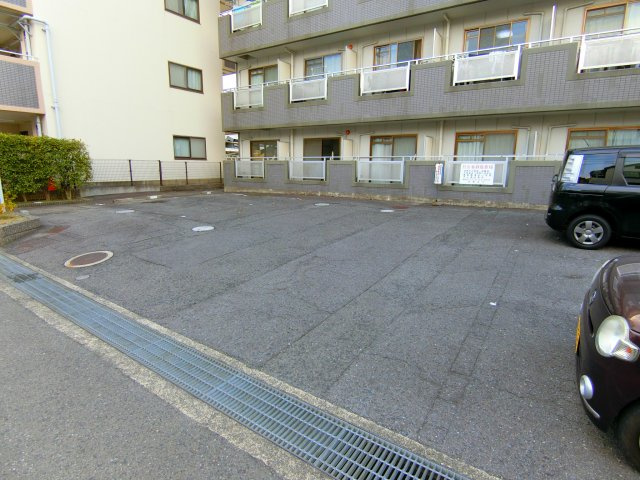 サンハイムHOKYOの駐車場