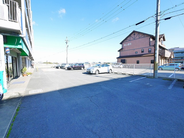 くろーば九条の駐車場|駐車場があるので、車を買う予定の方も安心です