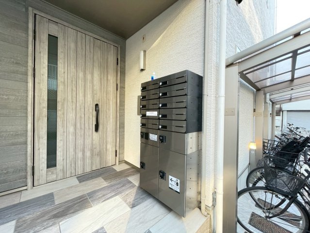 ロータス長瀬のエントランス|画像は類似物件の物です。実際の仕様とは異なる場合があります。