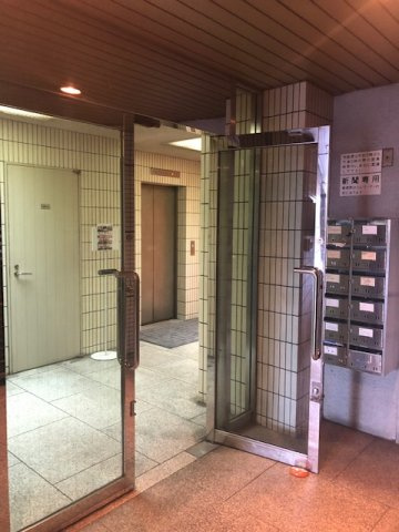 亜細亜観光ビルのエントランス