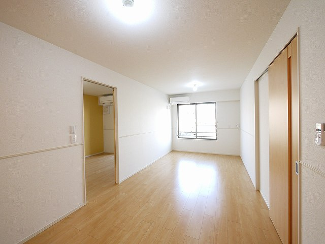 セレーノ（荒蒔町）の内装|こちらのリビングで趣味の時間をお楽しみください