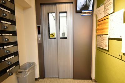 【その他共用部分】 | 【ペット飼育可・リフォーム済み】パシフィック南千里 | モニター付きのエレベーターです。