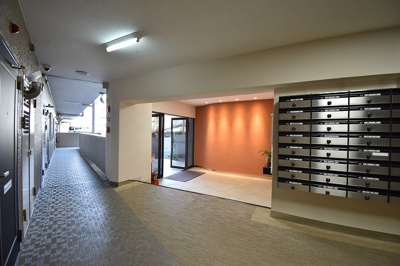 【エントランス】 | 【ペット飼育可・リフォーム済み】パシフィック南千里 | ゆとりのあるエントランスです