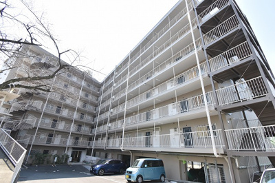 【外観】 | 【ペット飼育可・リフォーム済み】パシフィック南千里 | 物件資料を、メールやご郵送にてお届けすることが可能です。また、お客さまのご不明な点がありましたら、お気軽に弊社スタッフまでお聞きくださいませ。