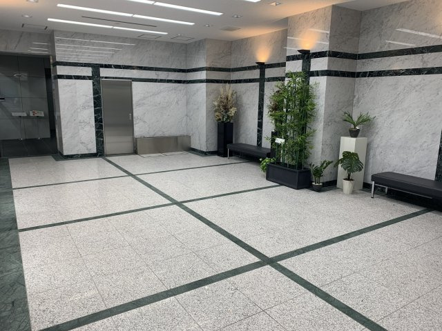 雷電ビルのエントランス