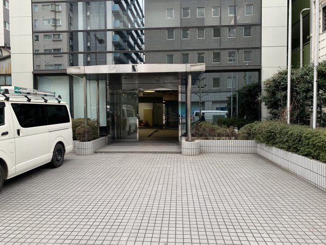 雷電ビルのエントランス