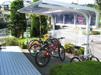【その他共用部分】 | 屋根付きの駐輪場で雨が降っても大切な自転車が濡れなくてすみますね♪自転車はちょっとした移動手段に便利ですよね！バイク置場も完備しています♪