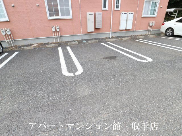 ヴィラブリーゼAの駐車場