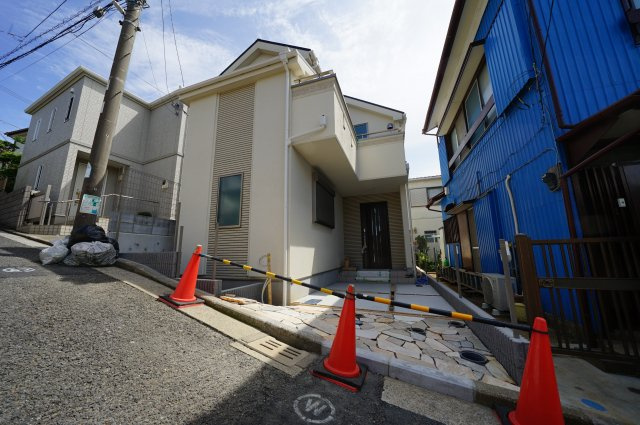 ＬＤＫは勾配天井、ロフト付で開放感があります！食洗器・浴室乾燥機付♪保土ヶ谷区鎌谷町　新築戸建ての外観