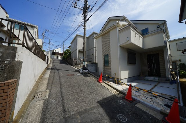 ＬＤＫは勾配天井、ロフト付で開放感があります！食洗器・浴室乾燥機付♪保土ヶ谷区鎌谷町　新築戸建ての前面道路含む現地写真