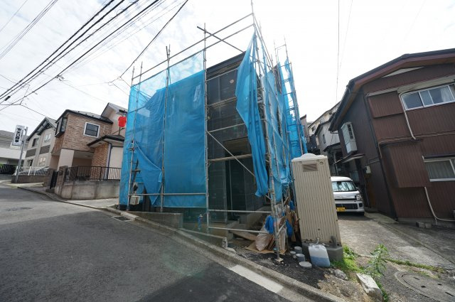 星川駅徒歩９分！勾配天井ロフト付のＬＤＫ。南側は隣地通路のため、陽当り良好♪保土ヶ谷区峰岡町２丁目　新築戸建ての外観