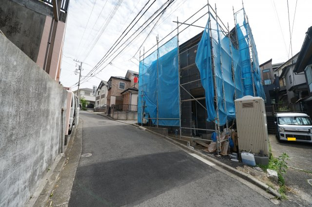 星川駅徒歩９分！勾配天井ロフト付のＬＤＫ。南側は隣地通路のため、陽当り良好♪保土ヶ谷区峰岡町２丁目　新築戸建ての前面道路含む現地写真