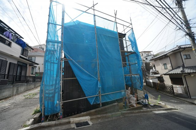 星川駅徒歩９分！勾配天井ロフト付のＬＤＫ。南側は隣地通路のため、陽当り良好♪保土ヶ谷区峰岡町２丁目　新築戸建ての外観