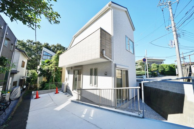 前面道路６．５ｍのため陽当り良好♪カースペース２台♪フラット３５Ｓ利用可。保土ヶ谷区川島町　新築戸建ての外観