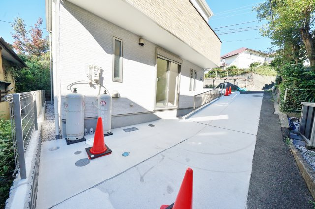 前面道路６．５ｍのため陽当り良好♪カースペース２台♪フラット３５Ｓ利用可。保土ヶ谷区川島町　新築戸建ての駐車場