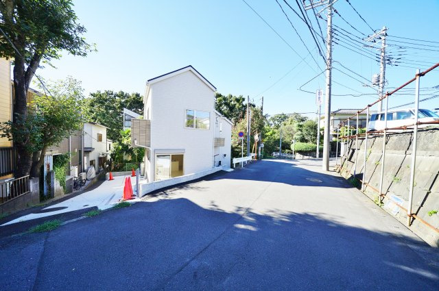 前面道路６．５ｍのため陽当り良好♪カースペース２台♪フラット３５Ｓ利用可。保土ヶ谷区川島町　新築戸建ての前面道路含む現地写真