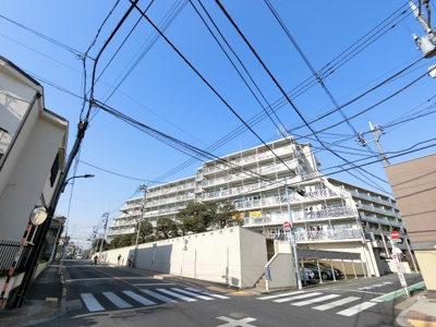 【外観】 | 雪ヶ谷ハイム | 足音等階下の心配のない1階南西向き住戸。開放感有る専用庭付です
多頭飼い・大型犬可能♪（飼育細則有）