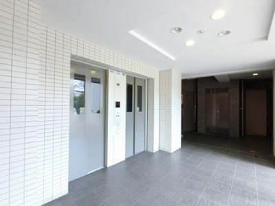 【その他共用部分】 | ハートビートベース横濱根岸Ａ棟 | お買い物時やベビーカーの出し入れに便利なエレベーター付。
混雑時にも便利なエレベーター2基付です。