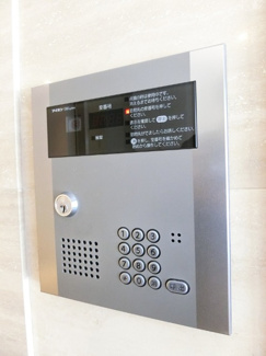 【エントランス】 | 防犯対策に有効なオートロック付きのエントランスです！一人暮らしの方も安心ですね♪