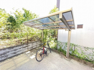 【その他共用部分】 | 屋根付きの駐輪場で雨が降っても大切な自転車が濡れなくてすみますね♪駅から自転車もおすすめです！