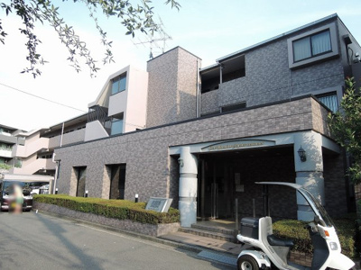 【外観】 | ライオンズマンション港北ニュータウン | 南向き・南西角部屋につき採光・通風良好。足音等階下の心配の心配のない1階住居です
13.96平米の多目的に使えるお庭がございます♪
