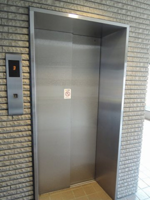 【その他共用部分】 | ライオンズマンション港北ニュータウン | お買い物時やベビーカーの出し入れに便利なエレベーター付。