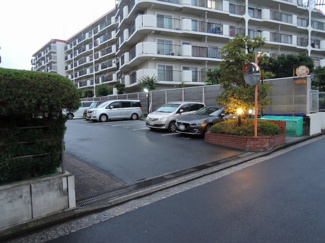 【駐車場】 | 平置き駐車場です。
お車をお持ちの方も安心です。