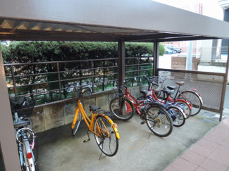 【その他共用部分】 | 駐輪場です。
屋根がついており雨が降っても安心です。