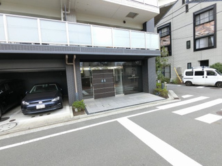 【エントランス】 | 京浜急行線「南太田」駅徒歩4分、ブルーライン「吉野町」駅「蒔田」駅徒歩8分
忙しい朝が助かる立地、暮らしにゆとりが生まれます。