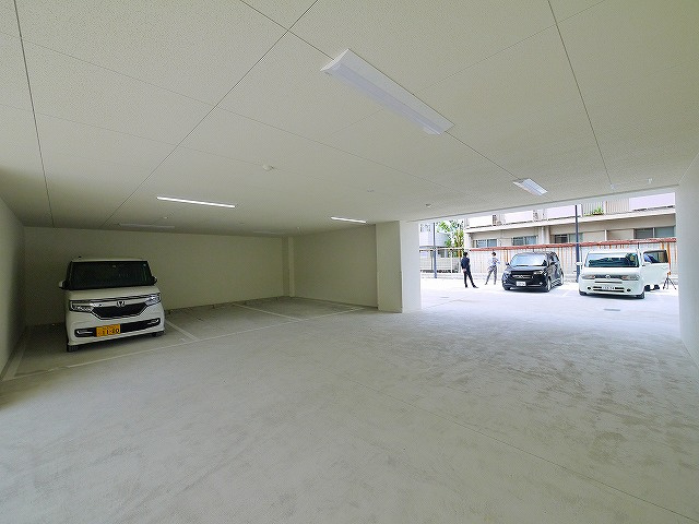 グリュックメゾン西大寺の駐車場|駐車場があるので、車を買う予定の方も安心です