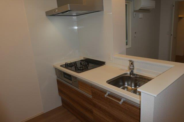 瀬戸内ハウジングⅡのキッチン|３口ガスコンロ付システムキッチン