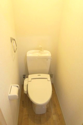 【トイレ】 | レ・セーナⅠ | 清潔感のある明るいトイレです。便利な棚付きです