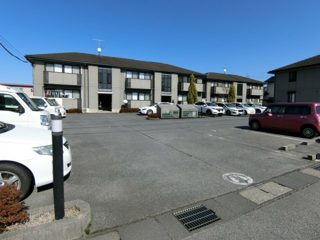 ロワール福原C棟の駐車場