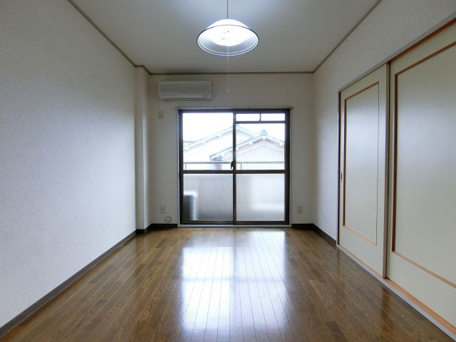 リバーサイドマンションの寝室