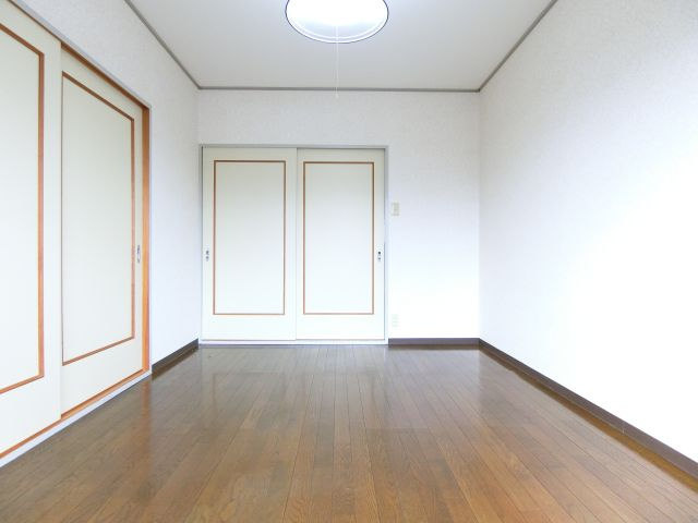 リバーサイドマンションの洋室